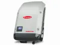 Nowoczesny falownik Fronius Symo 20.0-3-m z wyświetlaczem pokazującym moc wyjściową AC 3840.