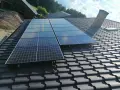 Nowoczesna blachodachówka fotowoltaiczna na dachu domu, która zamienia słońce w energię.