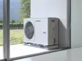 Pompa ciepła Kaisai, biała, z wentylatorem, stoi na tarasie. Czy lepsza od Panasonic?