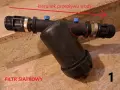 Filtr siatkowy 1 cal, z zaznaczonym kierunkiem przepływu wody.