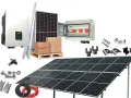 Zestaw do instalacji fotowoltaicznej: panele, inwerter, skrzynka z zabezpieczeniami, kable i elementy montażowe. Sprawdź panele fotowoltaiczne 5 kw cena.