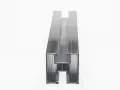 Aluminiowa szyna montażowa do paneli fotowoltaicznych 40x40 mm, z charakterystycznym profilem H, gotowa do budowy instalacji.