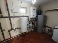 Kotłownia z dwoma bojlerami, kotłem gazowym York i zbiornikiem wyrównawczym. Rury i instalacja wodna, ciśnienie robocze r290.