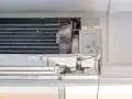 Wnętrze klimatyzatora 5 kW z widocznymi żeberkami chłodzącymi i przewodami.