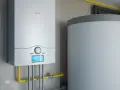 Nowy piec gazowy obok zasobnika wody. Zrozum czym się różni piec jednofunkcyjny od dwufunkcyjnego, by wybrać najlepsze rozwiązanie dla domu.