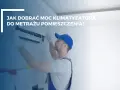 Technik montuje klimatyzator. Dowiedz się, jaka moc klimatyzacji ile kw jest potrzebna do Twojego metrażu.
