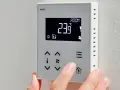 Bezprzewodowy termostat pokojowy do pompy ciepła Kaisai, z wyświetlaczem pokazującym 23.9°C.
