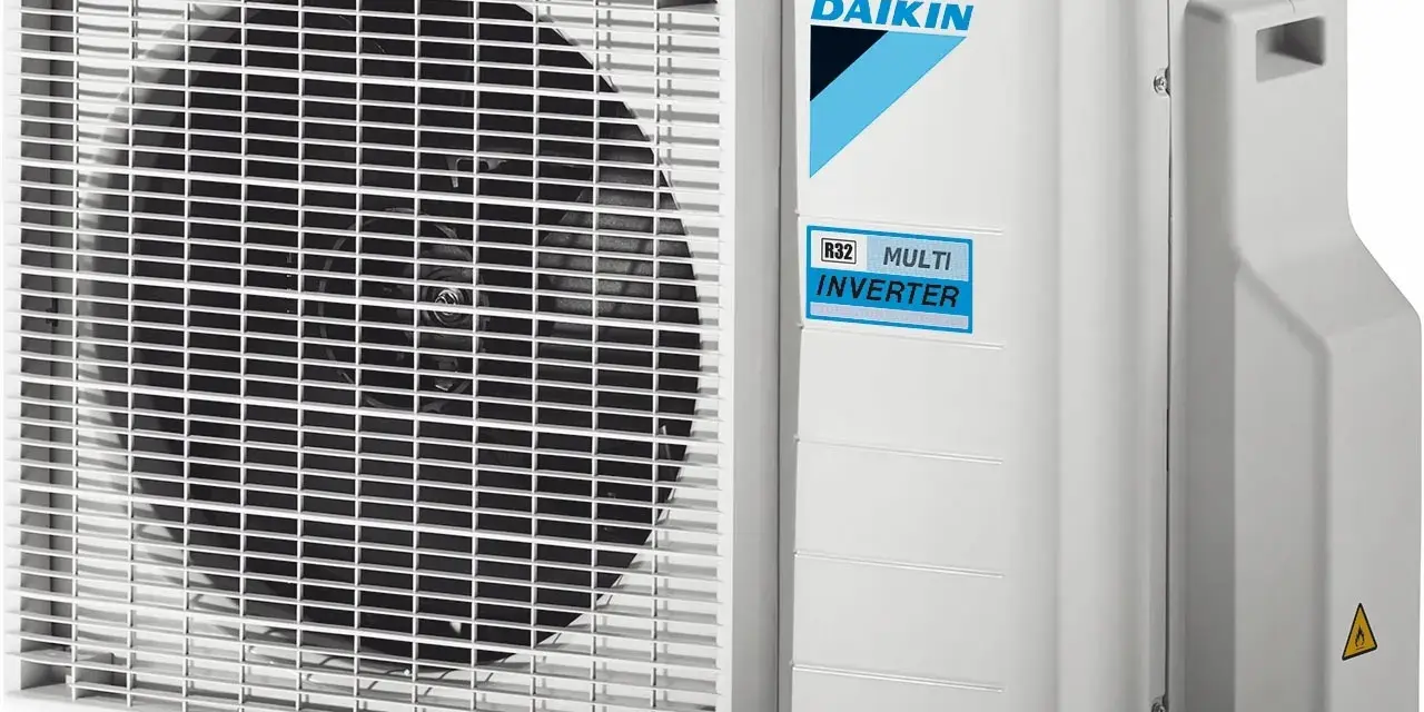 Jednostka zewnętrzna klimatyzacji Daikin multisplit z technologią R32 Multi Inverter, zapewniająca komfortowe chłodzenie i ogrzewanie.