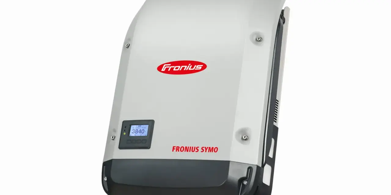 Nowoczesny falownik Fronius Symo 20.0-3-m z wyświetlaczem pokazującym moc wyjściową AC 3840.