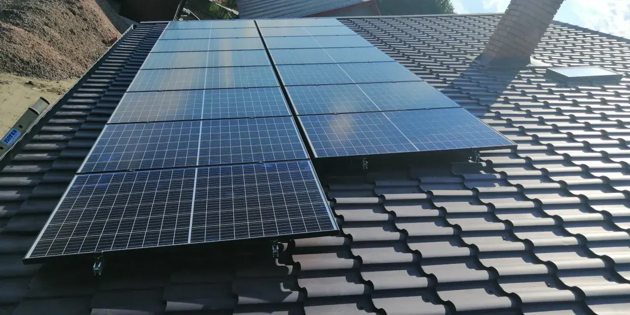 Nowoczesna blachodachówka fotowoltaiczna na dachu domu, która zamienia słońce w energię.