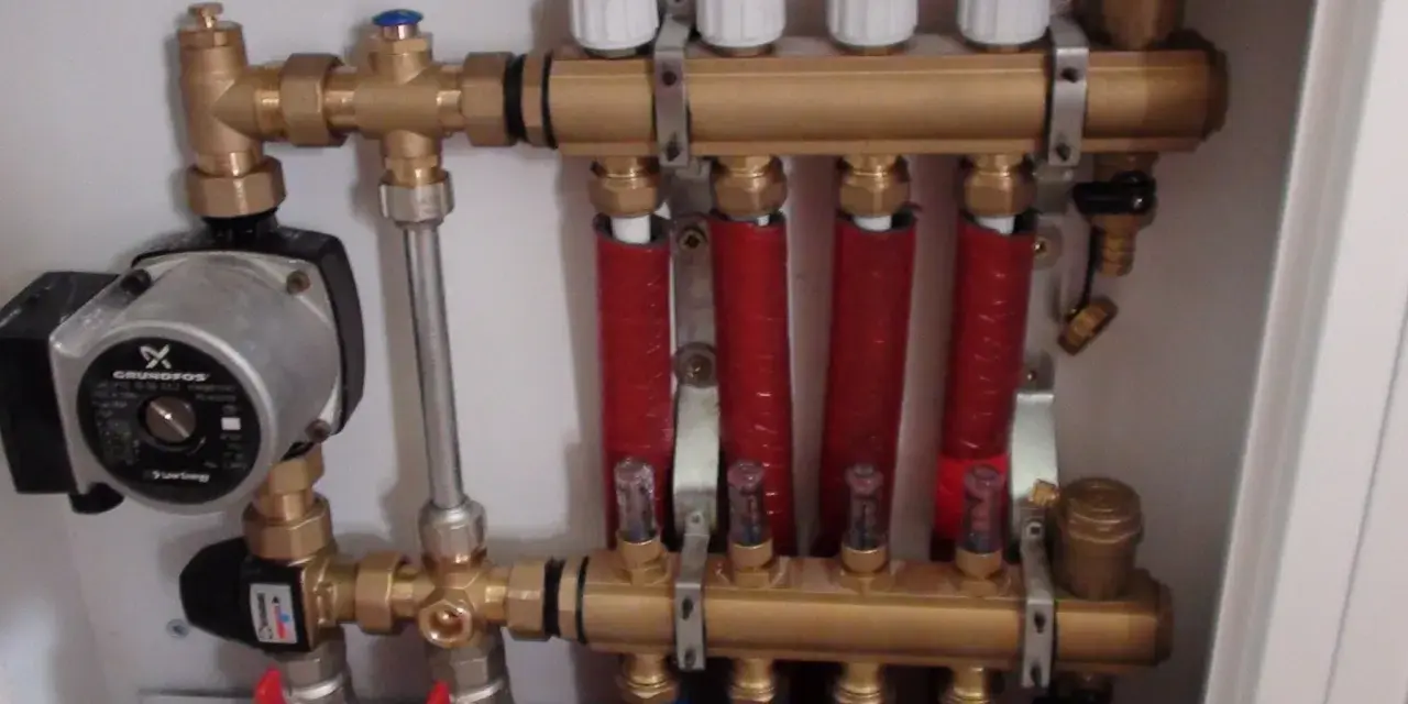 System ogrzewania podłogowego z pompą Grundfos. Widoczny jest zawór zwrotny i odpowietrzacz.