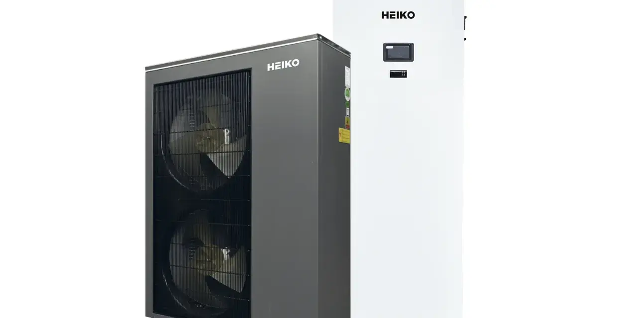Dwie jednostki pompy ciepła Heiko, jedna szara z dwoma wentylatorami, druga biała z panelem sterowania. Model Heiko 7kW.