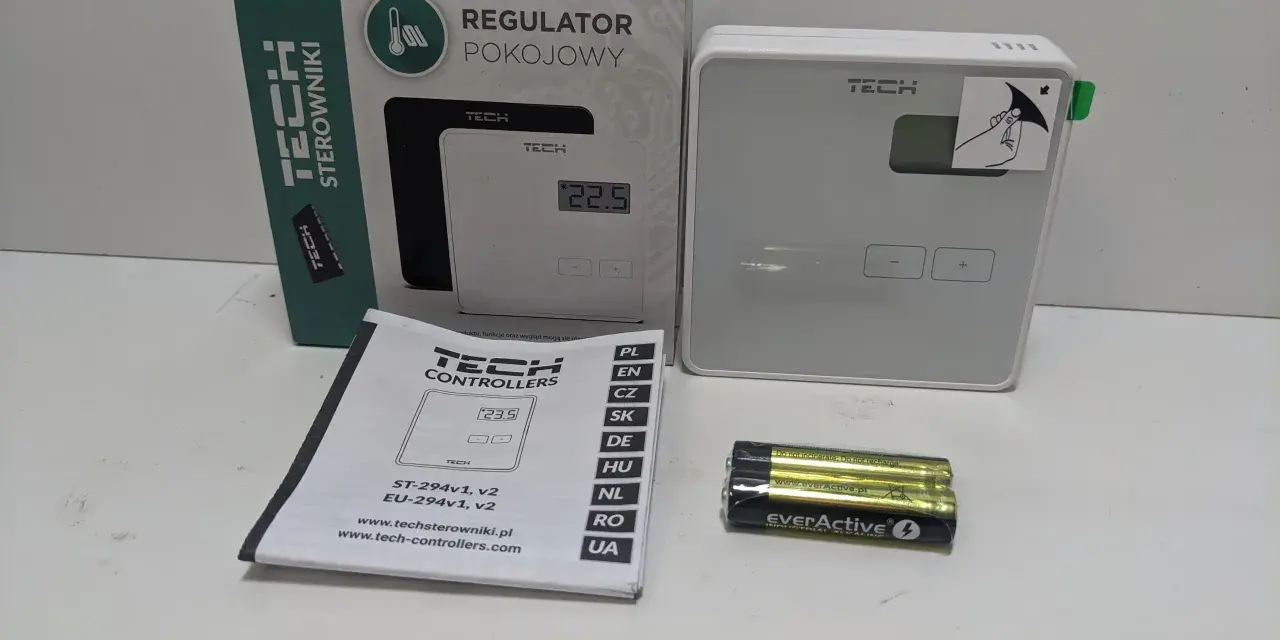 Zestaw regulatora pokojowego TECH ST-294 v2 z instrukcją i bateriami.