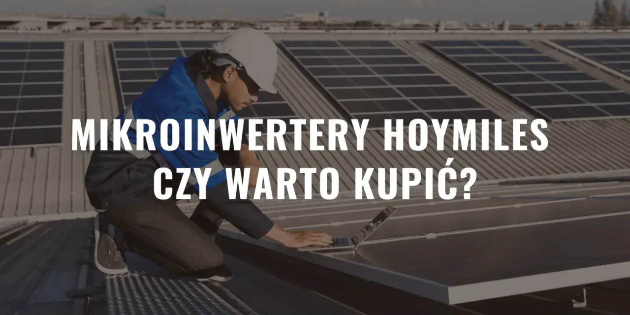 Technik na dachu sprawdza instalację fotowoltaiczną z mikroinwerterem Hoymiles.