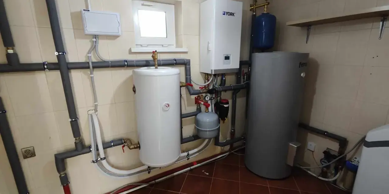 Kotłownia z dwoma bojlerami, kotłem gazowym York i zbiornikiem wyrównawczym. Rury i instalacja wodna, ciśnienie robocze r290.