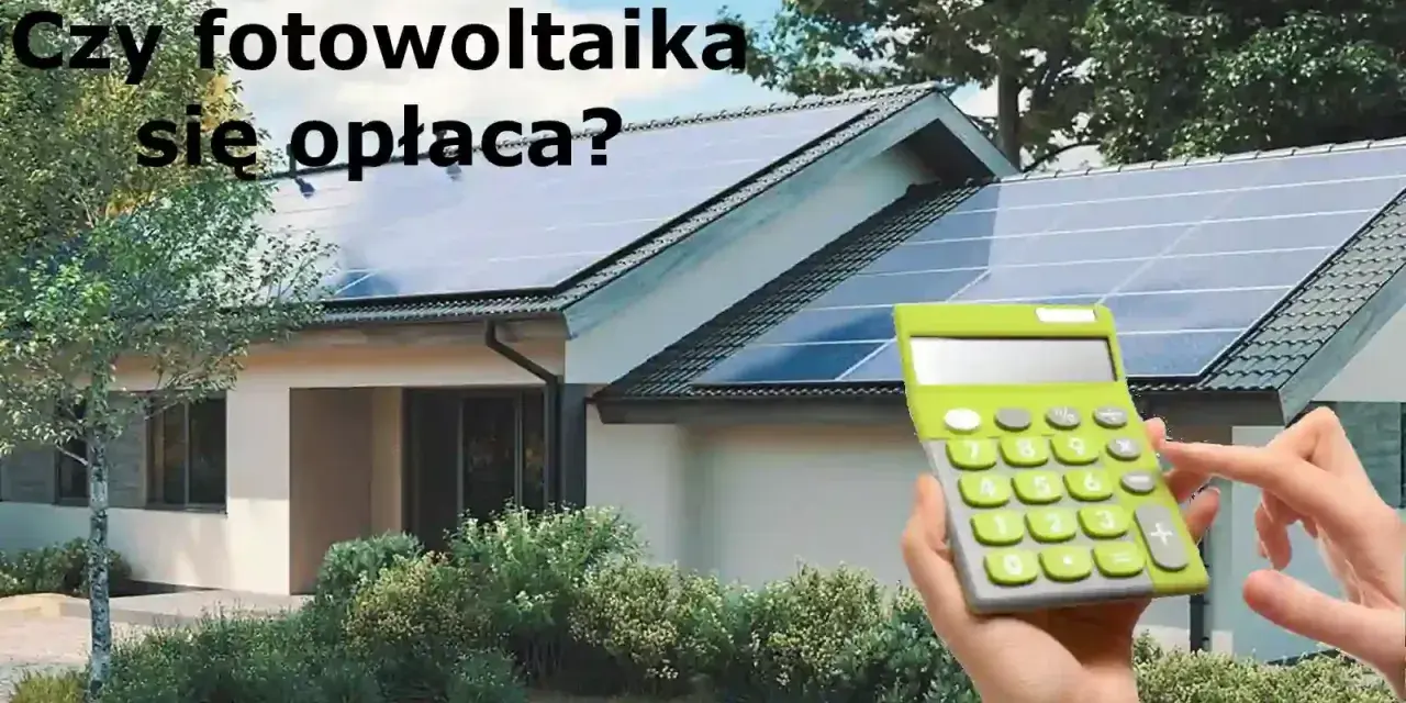Dom z panelami fotowoltaicznymi na dachu. Kalkulator w dłoni sugeruje, że warto policzyć opłacalność inwestycji w systemy fotowoltaiczne.