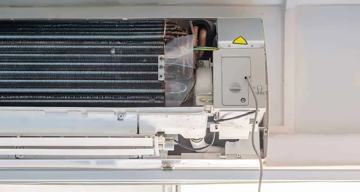 Wnętrze klimatyzatora 5 kW z widocznymi żeberkami chłodzącymi i przewodami.