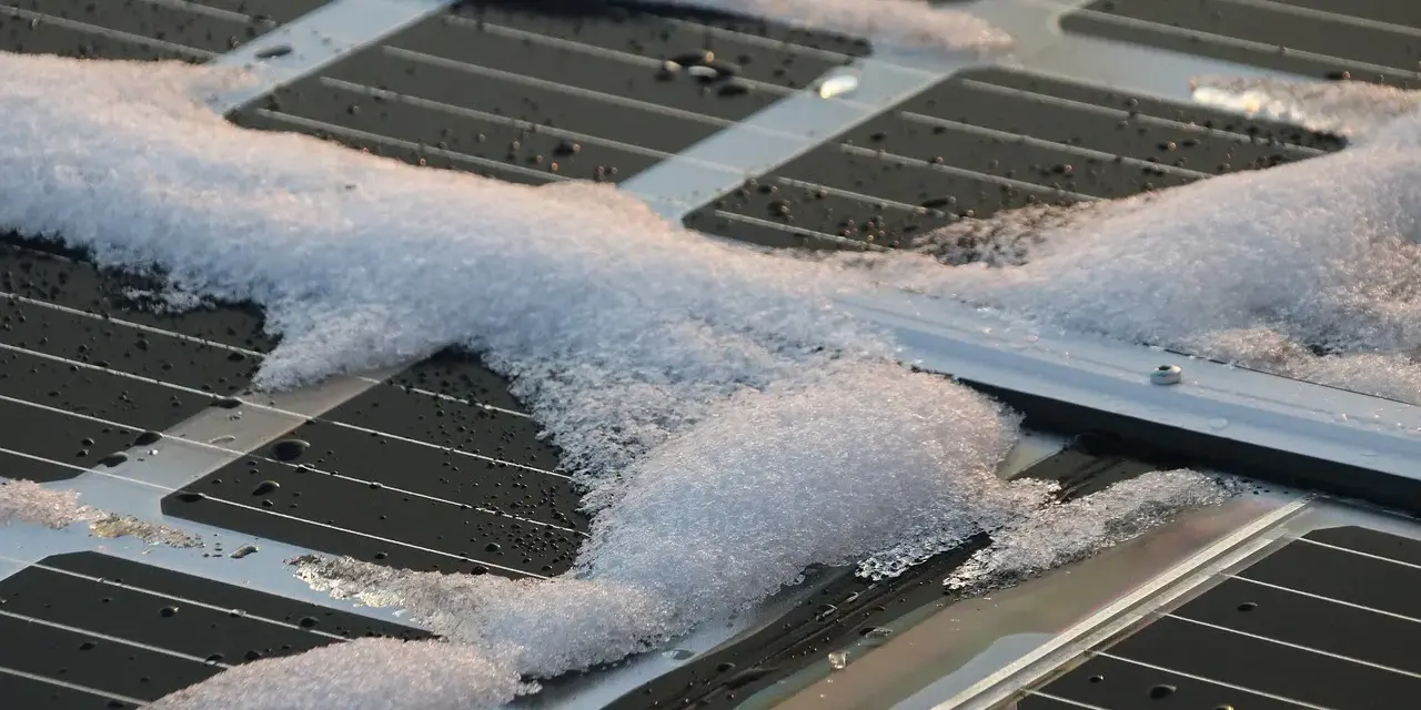 Panele fotowoltaiczne pokryte śniegiem i lodem. Zastanawiasz się, ile prądu produkują panele fotowoltaiczne zimą?