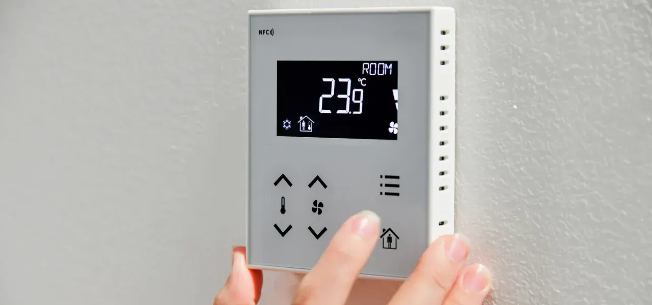 Bezprzewodowy termostat pokojowy do pompy ciepła Kaisai, z wyświetlaczem pokazującym 23.9°C.