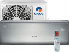 Klimatyzator Gree U-Crown w kolorze srebrnym, z pilotem i jednostką zewnętrzną.