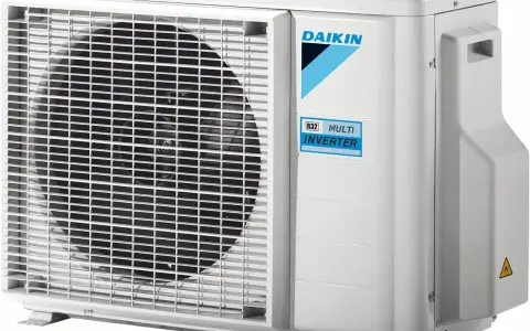 Jednostka zewnętrzna klimatyzacji Daikin multisplit z technologią R32 Multi Inverter, zapewniająca komfortowe chłodzenie i ogrzewanie.