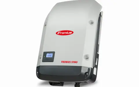 Nowoczesny falownik Fronius Symo 20.0-3-m z wyświetlaczem pokazującym moc wyjściową AC 3840.