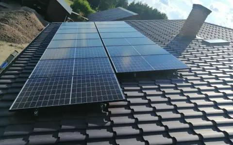 Nowoczesna blachodachówka fotowoltaiczna na dachu domu, która zamienia słońce w energię.