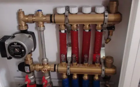 System ogrzewania podłogowego z pompą Grundfos. Widoczny jest zawór zwrotny i odpowietrzacz.