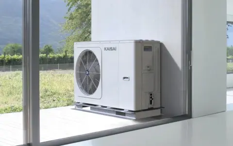 Pompa ciepła Kaisai, biała, z wentylatorem, stoi na tarasie. Czy lepsza od Panasonic?
