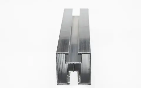 Aluminiowa szyna montażowa do paneli fotowoltaicznych 40x40 mm, z charakterystycznym profilem H, gotowa do budowy instalacji.