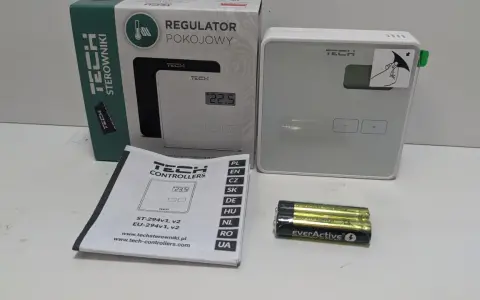 Zestaw regulatora pokojowego TECH ST-294 v2 z instrukcją i bateriami.