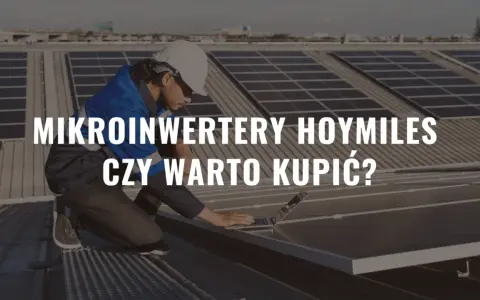 Technik na dachu sprawdza instalację fotowoltaiczną z mikroinwerterem Hoymiles.