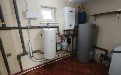 Kotłownia z dwoma bojlerami, kotłem gazowym York i zbiornikiem wyrównawczym. Rury i instalacja wodna, ciśnienie robocze r290.