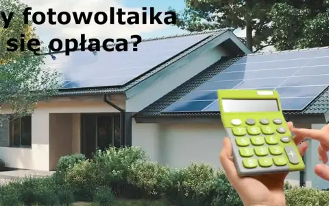 Dom z panelami fotowoltaicznymi na dachu. Kalkulator w dłoni sugeruje, że warto policzyć opłacalność inwestycji w systemy fotowoltaiczne.