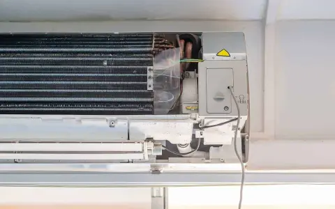 Wnętrze klimatyzatora 5 kW z widocznymi żeberkami chłodzącymi i przewodami.