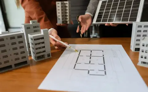 Planowanie montażu paneli fotowoltaicznych bez zgody wspólnoty. Dyskutują o projekcie budynku i panelu słonecznym.