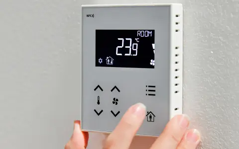 Bezprzewodowy termostat pokojowy do pompy ciepła Kaisai, z wyświetlaczem pokazującym 23.9°C.
