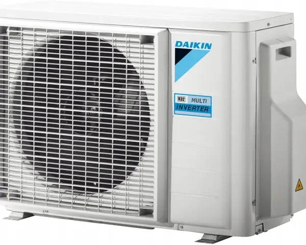 Jednostka zewnętrzna klimatyzacji Daikin multisplit z technologią R32 Multi Inverter, zapewniająca komfortowe chłodzenie i ogrzewanie.