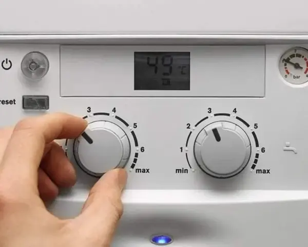 Ręka kręci pokrętłem pieca gazowego dwufunkcyjnego, ustawiając temperaturę. Wyświetlacz pokazuje 49°C.