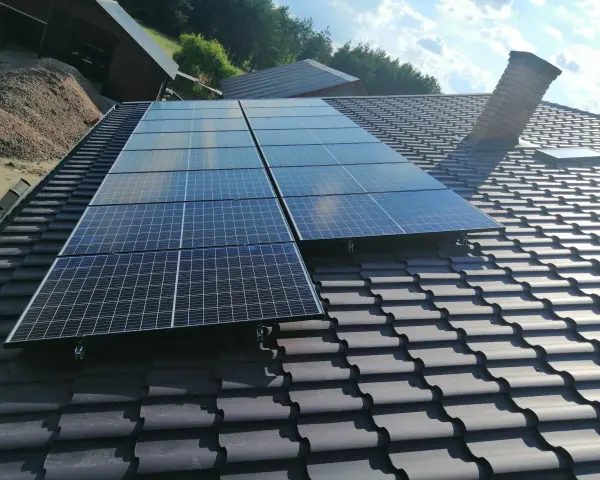 Nowoczesna blachodachówka fotowoltaiczna na dachu domu, która zamienia słońce w energię.