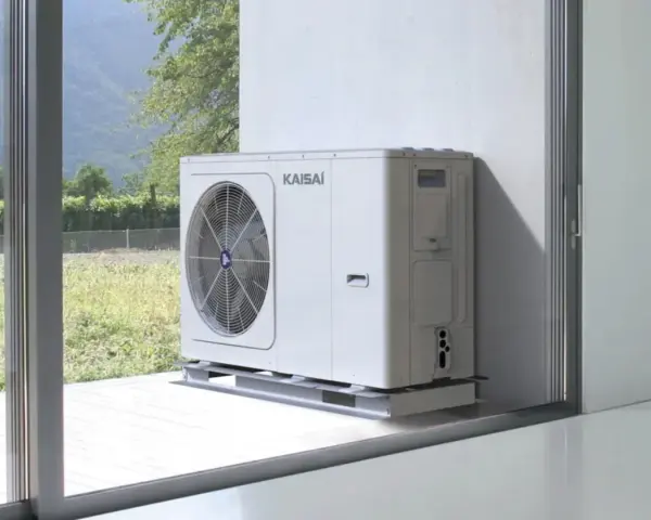 Pompa ciepła Kaisai, biała, z wentylatorem, stoi na tarasie. Czy lepsza od Panasonic?