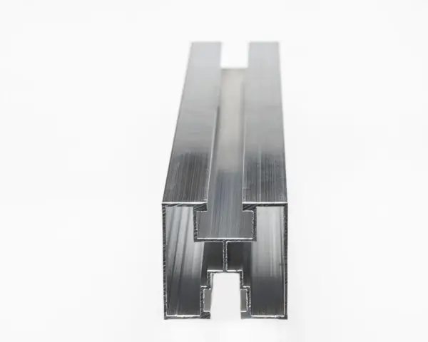 Aluminiowa szyna montażowa do paneli fotowoltaicznych 40x40 mm, z charakterystycznym profilem H, gotowa do budowy instalacji.