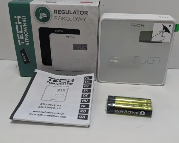 Zestaw regulatora pokojowego TECH ST-294 v2 z instrukcją i bateriami.