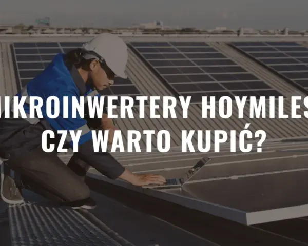 Technik na dachu sprawdza instalację fotowoltaiczną z mikroinwerterem Hoymiles.