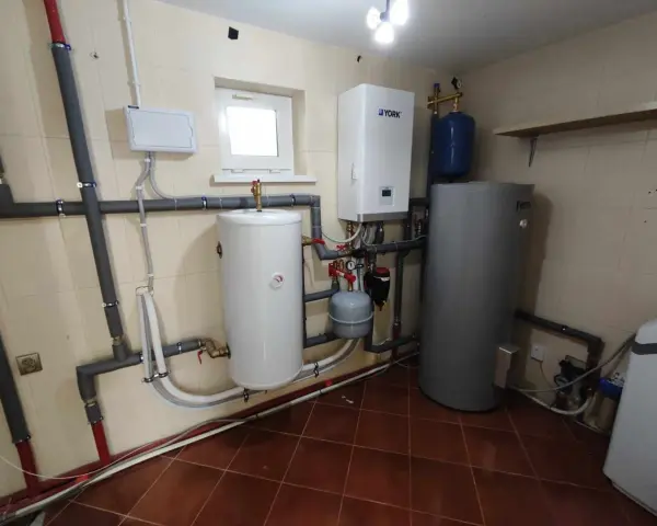 Kotłownia z dwoma bojlerami, kotłem gazowym York i zbiornikiem wyrównawczym. Rury i instalacja wodna, ciśnienie robocze r290.