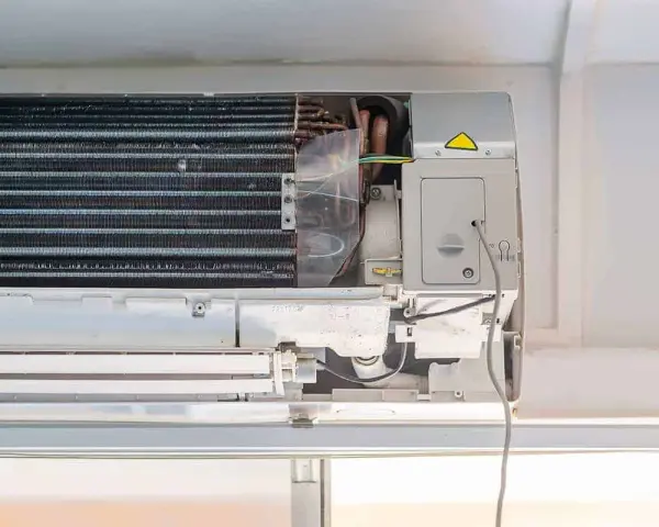 Wnętrze klimatyzatora 5 kW z widocznymi żeberkami chłodzącymi i przewodami.