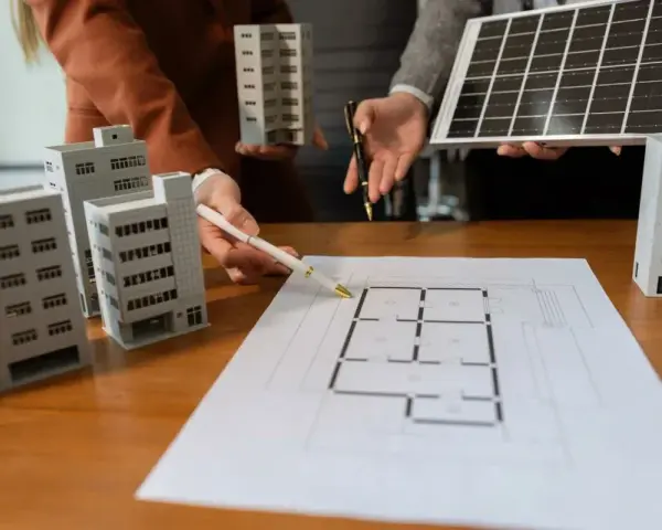Planowanie montażu paneli fotowoltaicznych bez zgody wspólnoty. Dyskutują o projekcie budynku i panelu słonecznym.