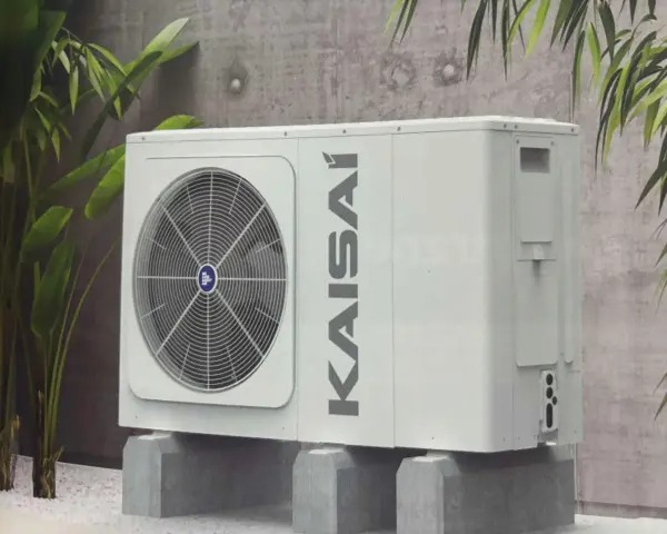Kaisai 12 kw monoblok, nowoczesna jednostka zewnętrzna klimatyzacji, dyskretnie wkomponowana w otoczenie z roślinnością.