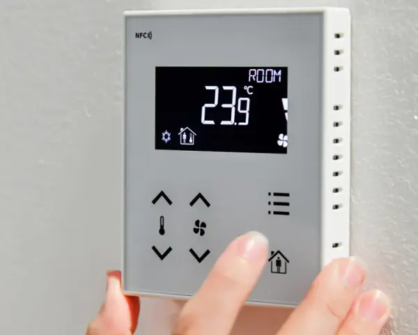 Bezprzewodowy termostat pokojowy do pompy ciepła Kaisai, z wyświetlaczem pokazującym 23.9°C.