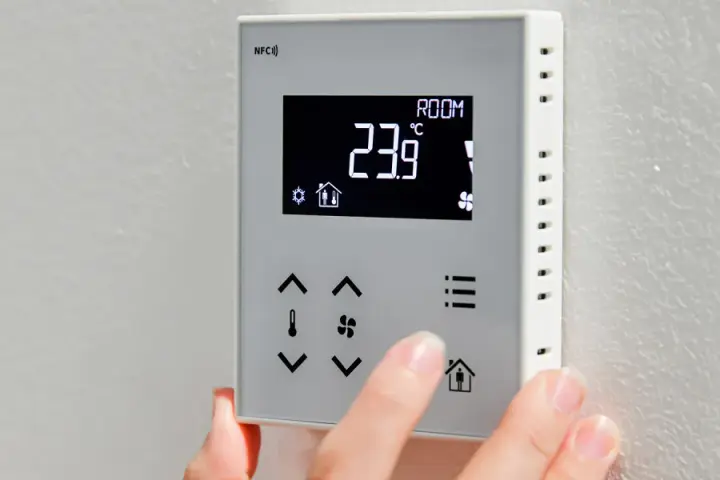 Bezprzewodowy termostat pokojowy do pompy ciepła Kaisai, z wyświetlaczem pokazującym 23.9°C.